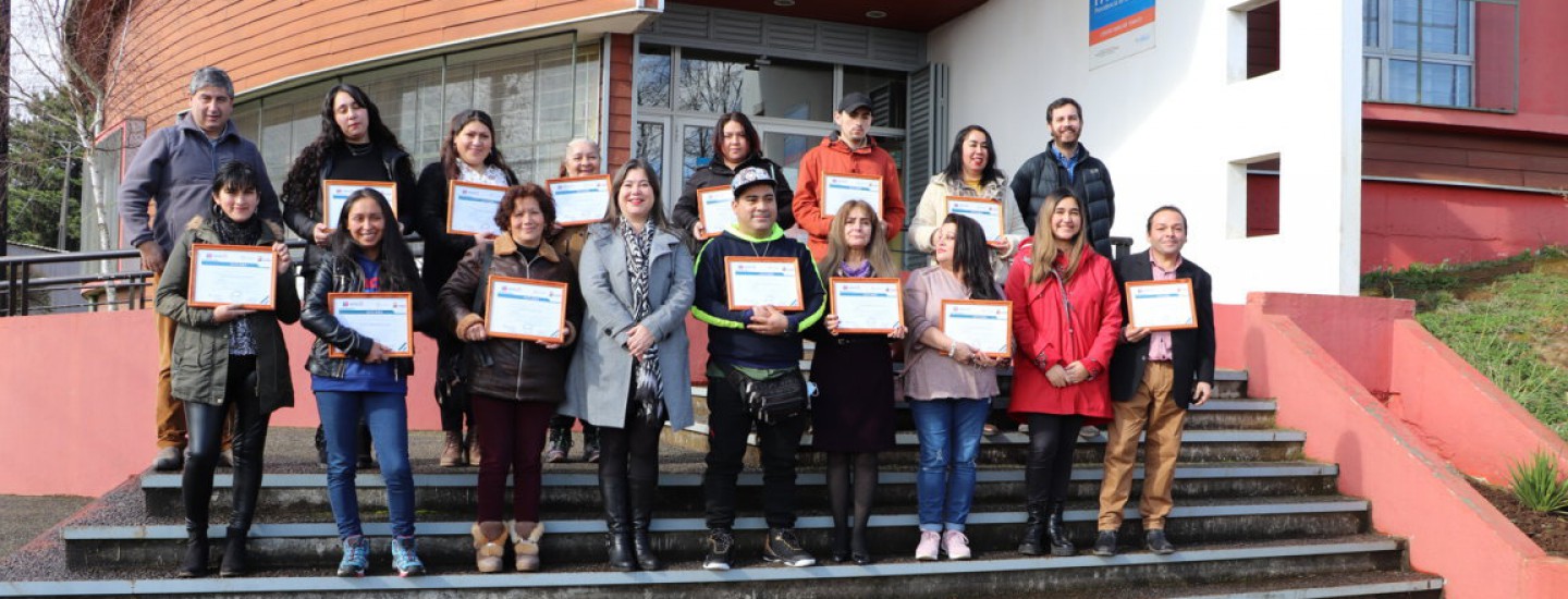 Emprendedoras aprenden a fabricar cocinas a leña con bajas emisiones en Temuco