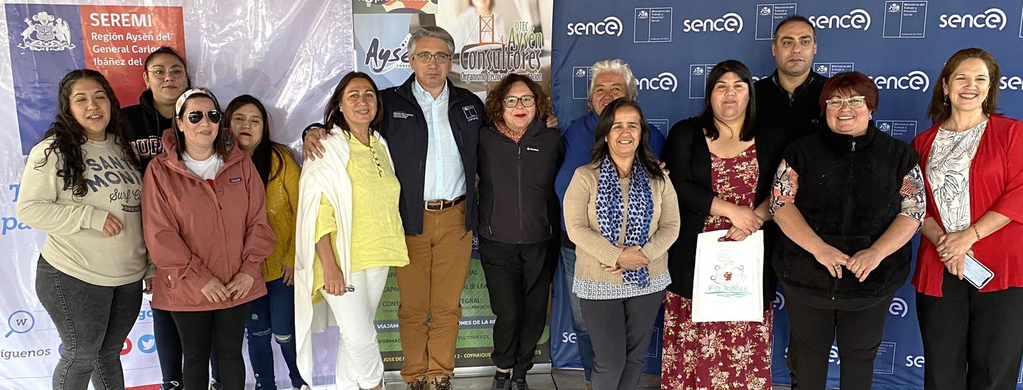 Sence Aysén capacitará a mujeres de Bahía Murta y Puerto Sánchez como operadoras de retroexcavadora